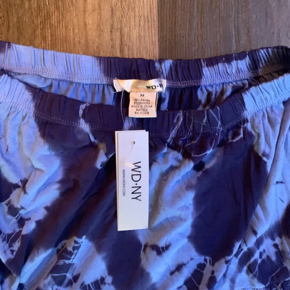 WDNY tie dye hi‎ lo rayon blend skirt. NWT.